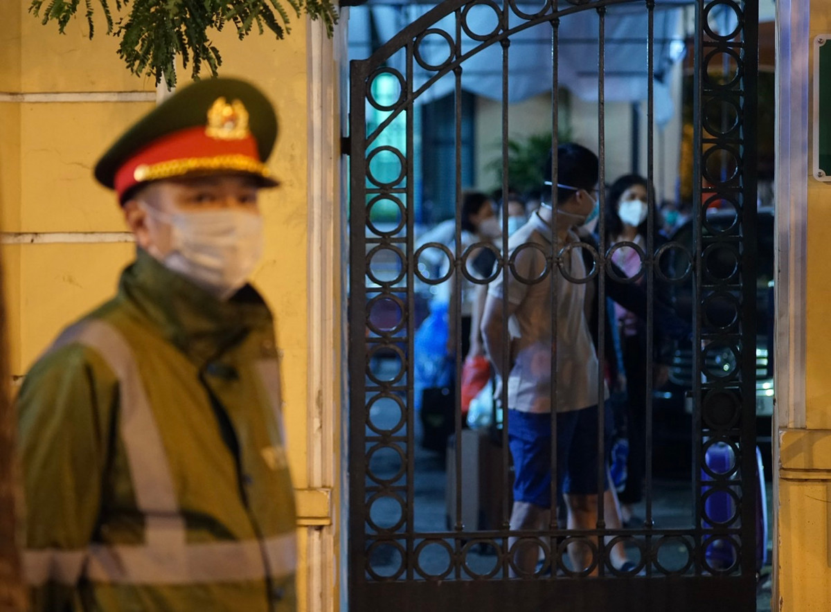 Nhân viên, bác sĩ trong Bệnh viện Việt Đức háo hức được trở về nhà sau 18 ngày thực hiện cách ly tại chỗ.