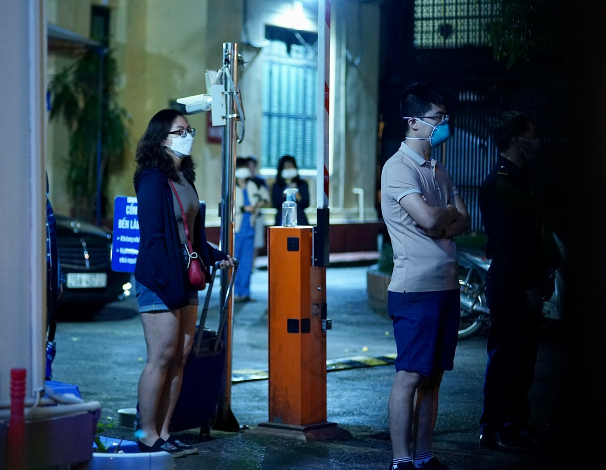 Ngay lập tức UBND quận Hoàn Kiếm (Hà Nội) đã phong toả toàn bộ Bệnh viện Việt Đức và các tuyến phố xung quanh để tiến hành truy vết.