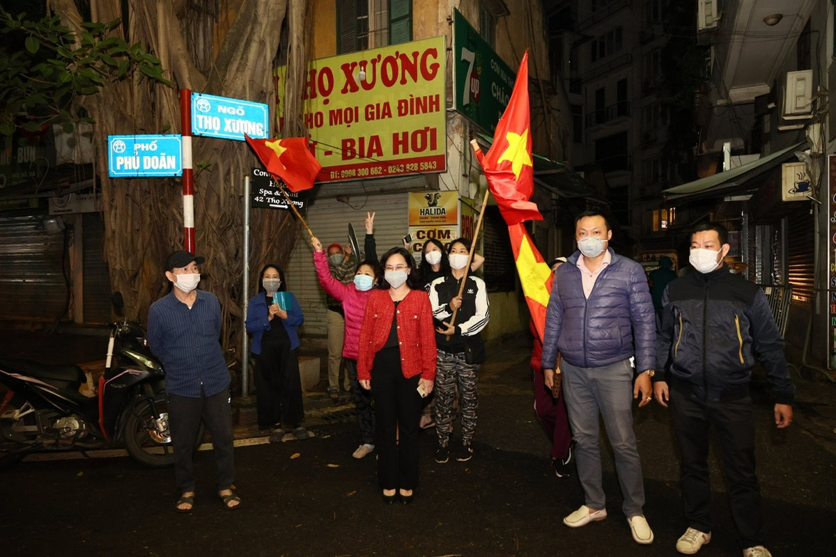 Người dân các tuyến phố Phủ Doãn, Chân Cầm, Ngõ Huyện vui mừng sau khi được gỡ bỏ phong toả.