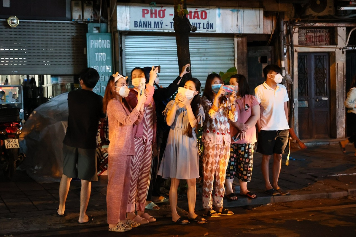 Nhiều người chụp ảnh, livestream ghi lại khoảnh khắc đáng nhớ này.