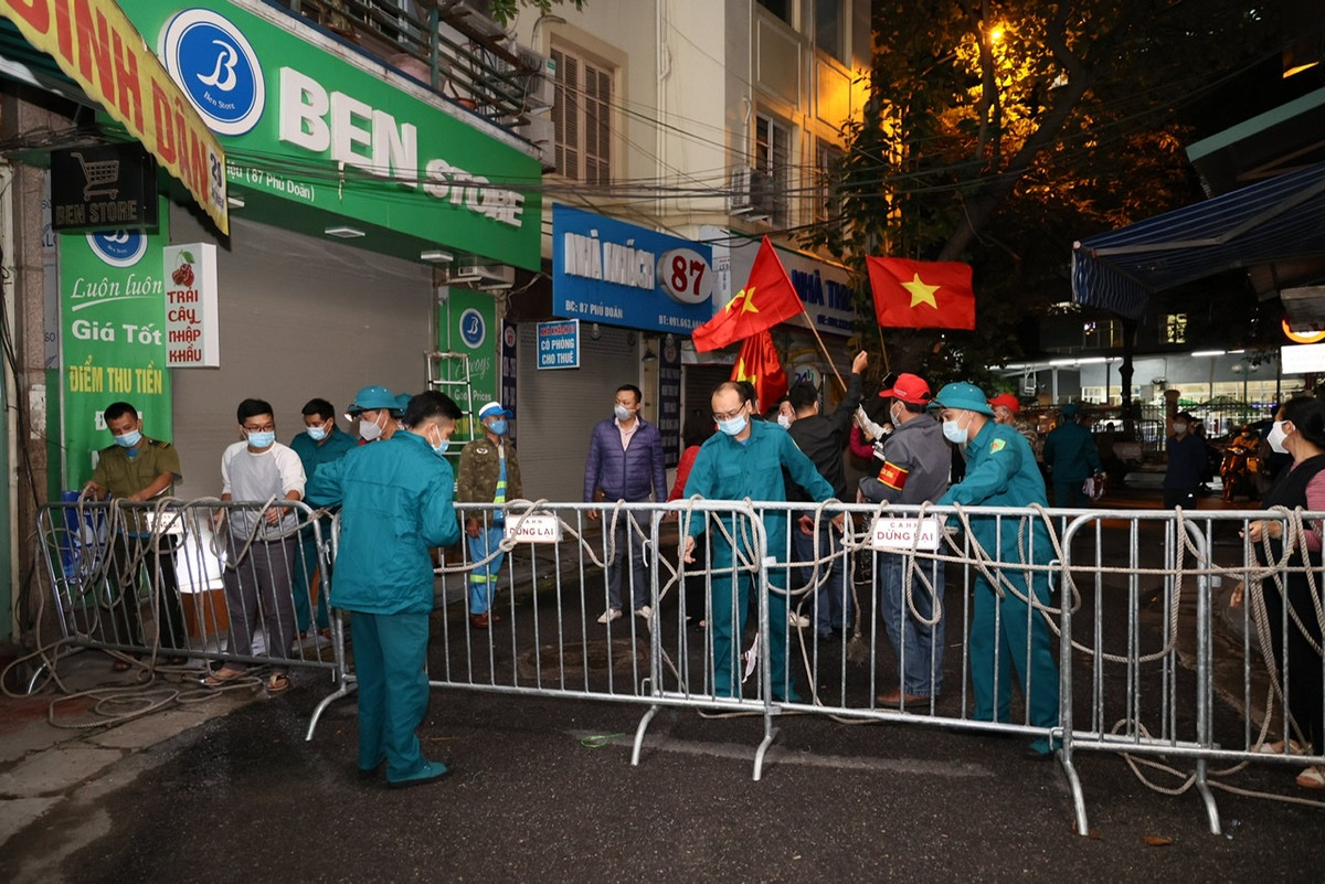 Ông Phạm Tuấn Long - Chủ tịch UBND quận Hoàn Kiếm cũng đã ký quyết định gỡ bỏ phong toả tạm thời tại địa bàn dân cư phường Hàng Trống kể từ 0h ngày 18/10.