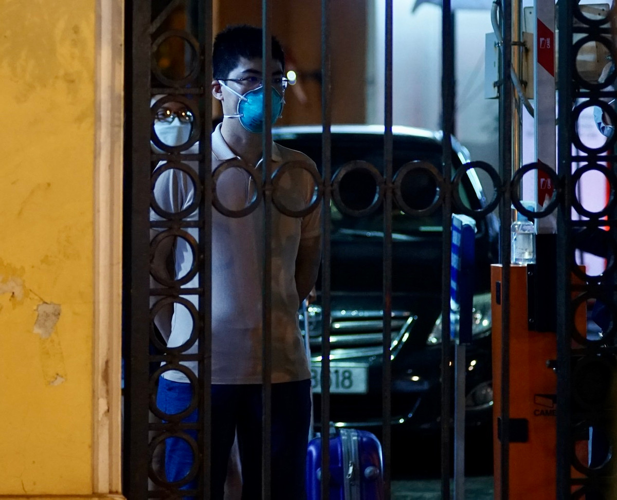 Cho đến trước thời điểm gỡ bỏ phong toả, bên trong Bệnh viện Việt Đức có 2.084 người gồm bệnh nhân, người nhà, bác sĩ, y tá và nhân viên của viện.