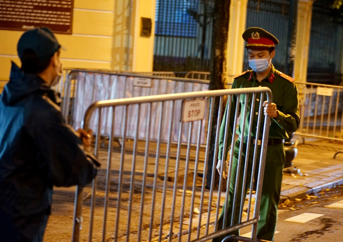 Lực lượng chức năng tiến hành thu dọn hàng rào phong toả.