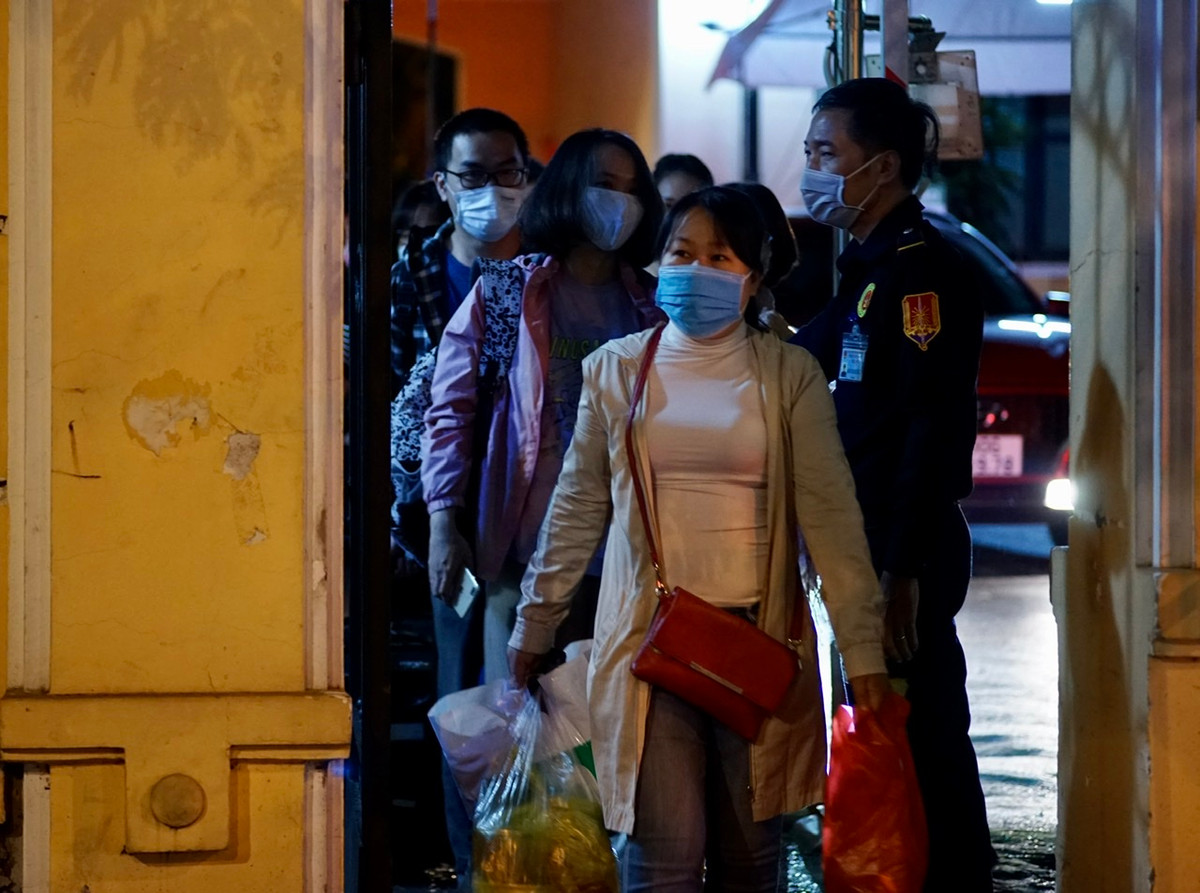 Sau 18 ngày thực hiện cách ly y tế, những nhân viên, bác sĩ của Bệnh viện Việt Đức đã được trở về với gia đình.