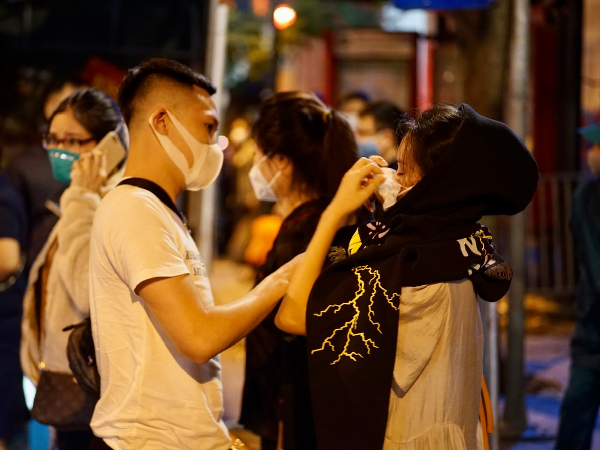 Rất nhiều người đã tới cổng Bệnh viện Việt Đức để chờ đón người thân sau 18 ngày cách ly.