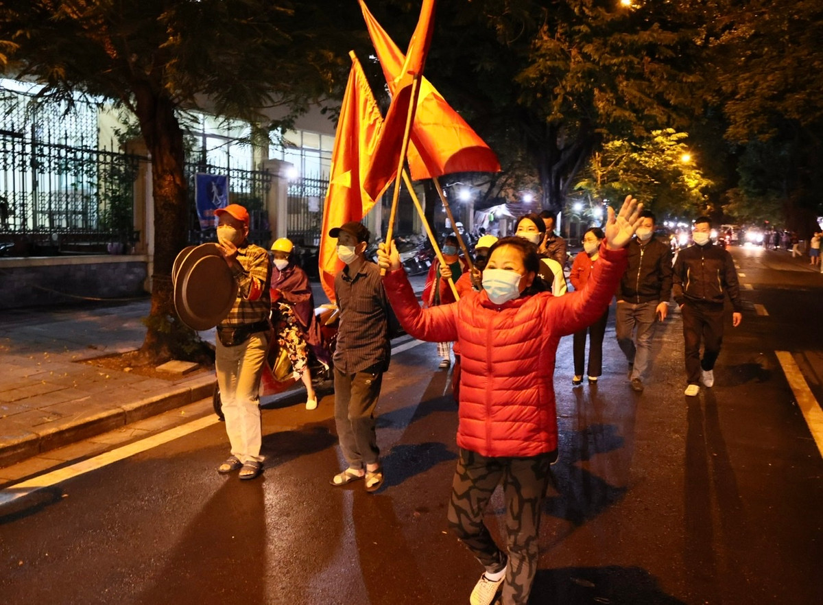 UBND quận Hoàn Kiếm vẫn yêu cầu người dân tiếp tục tự theo dõi sức khoẻ, thực hiện các quy định về phòng chống dịch COVID-19 của Bộ Y tế, đảm bảo an toàn, đúng quy định pháp luật.