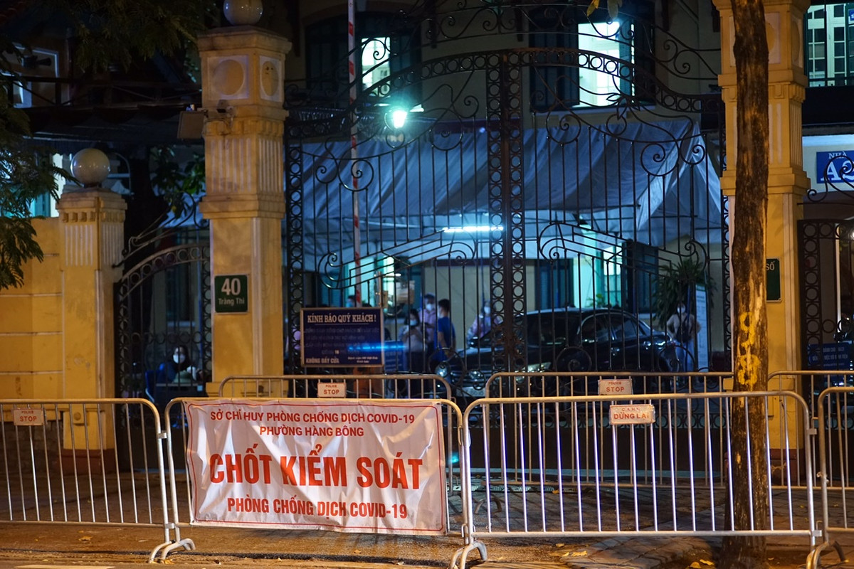 Đúng 0h sáng nay (18/10), Bệnh viện Việt Đức (Hà Nội) đã chính thức được gỡ bỏ phong toả cách ly do COVID-19.