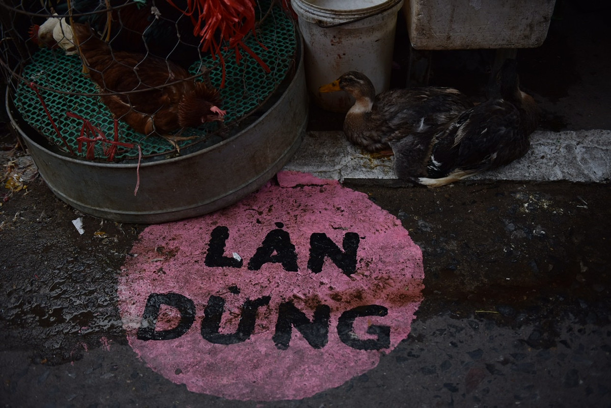 Hàng hoá bày tràn xuống đường, chiếm cả vào các ô khiến khách mua hàng phải đứng lệch ra khỏi vị trí.