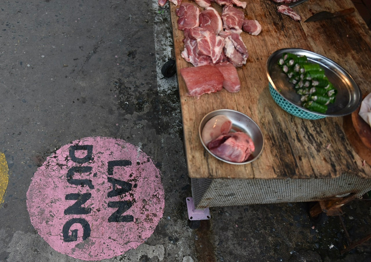 Trước mỗi quầy hàng đều có kẻ ô dành cho người dân tới đi chợ, mua hàng.