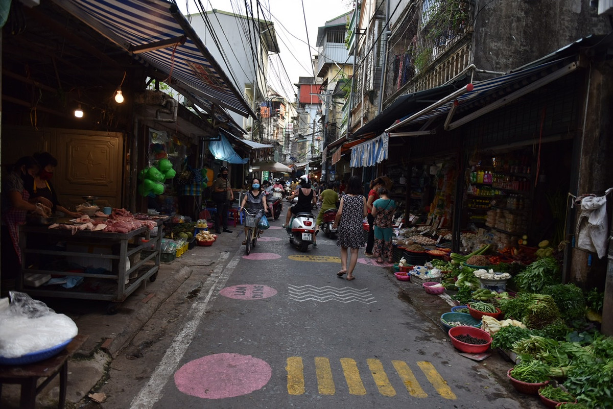 Lối vào chợ cũng được kẻ vạch chia 2 luồng đường hướng dẫn người dân di chuyển đảm bảo giãn cách.