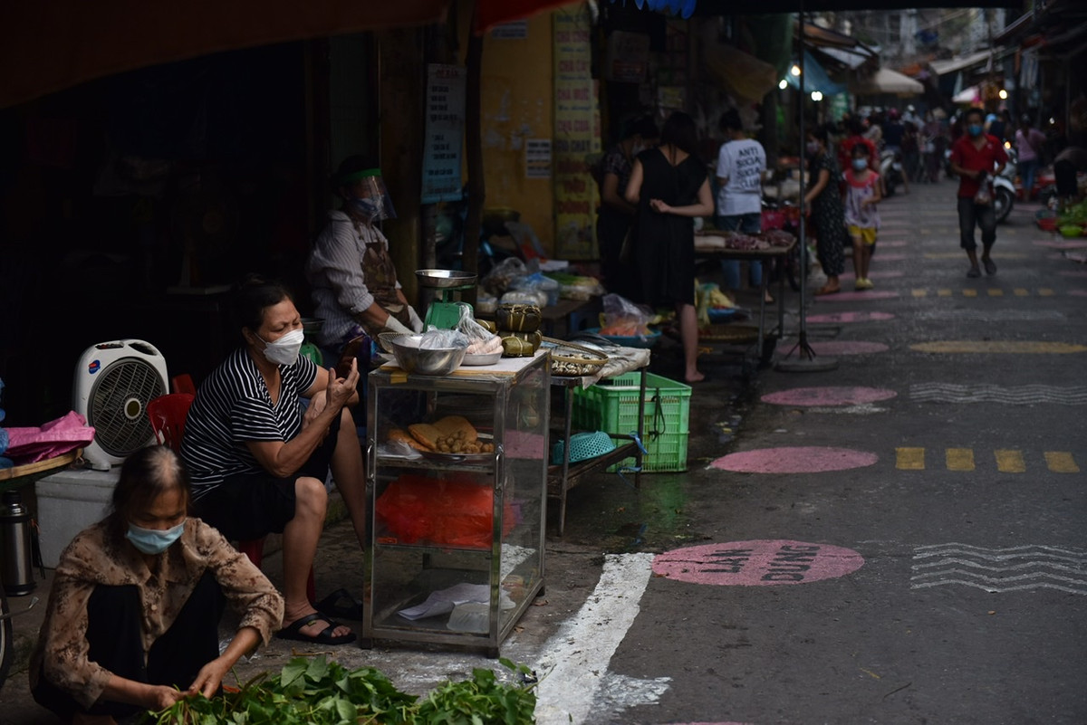 Theo ghi nhận của PV báo Tri thức và Cuộc sống, chợ Tân Mai cũng không thực hiện tốt quy định phòng chống dịch COVID-19 lây lan như lắp tấm chắn, kiểm soát người ra vào chợ.