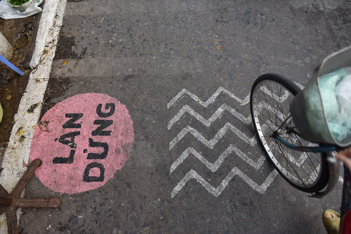 Kẻ vạch giãn cách tại chợ Tân Mai: Có cũng như không? Ke vach gian cach tai cho Tan Mai: Co cung nhu khong?