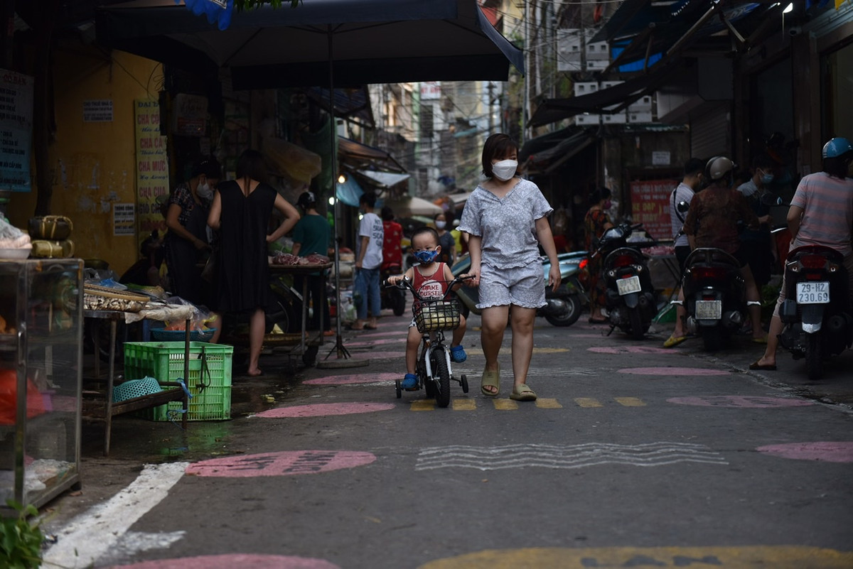 Việc không quản lý số lượng người ra vào chợ cũng góp phần dẫn đến tình trạng đông người, không đủ không gian để di chuyển theo các ô quy định.