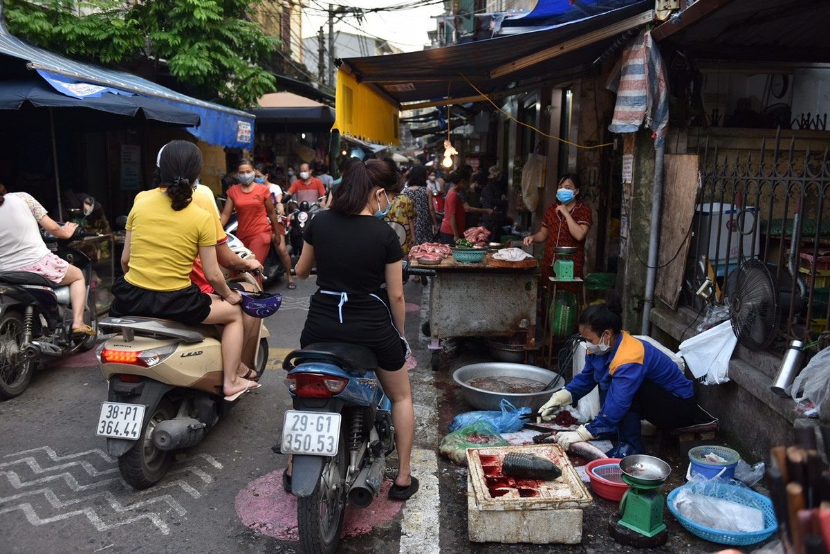 Tuy nhiên, việc lượng người vào chợ đông cùng với việc không có lực lượng kiểm soát khiến các ô chia khoảng cách này dường như không có giá trị.