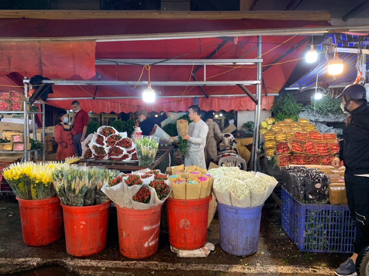 Theo ghi nhận của PV báo Tri thức và Cuộc sống, mặc dù cận ngày 20/10 nhưng giá hoa năm nay không đắt hơn nhiều so với thường ngày.