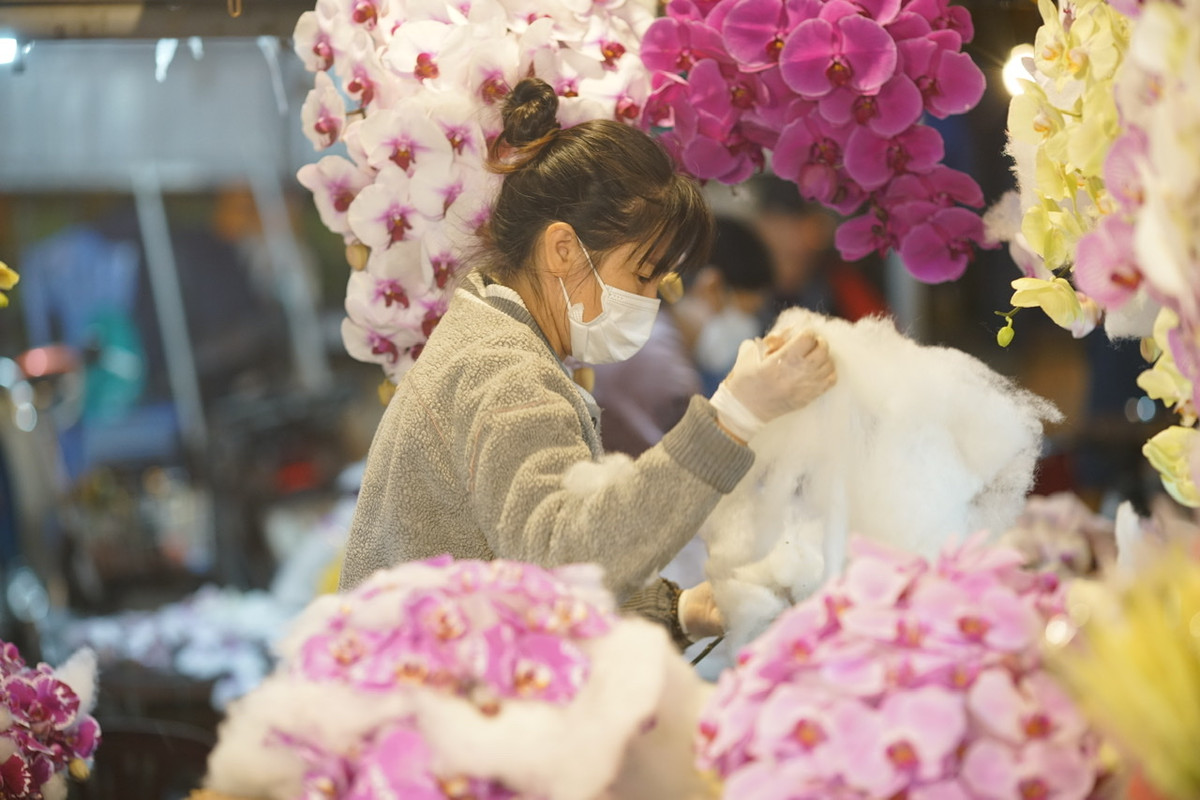 Tuy nhiên, do tâm lý ngại tập trung đông người nên chợ hoa Quảng Bá vắng hơn hẳn so với những dịp Lễ, Tết trước đây.