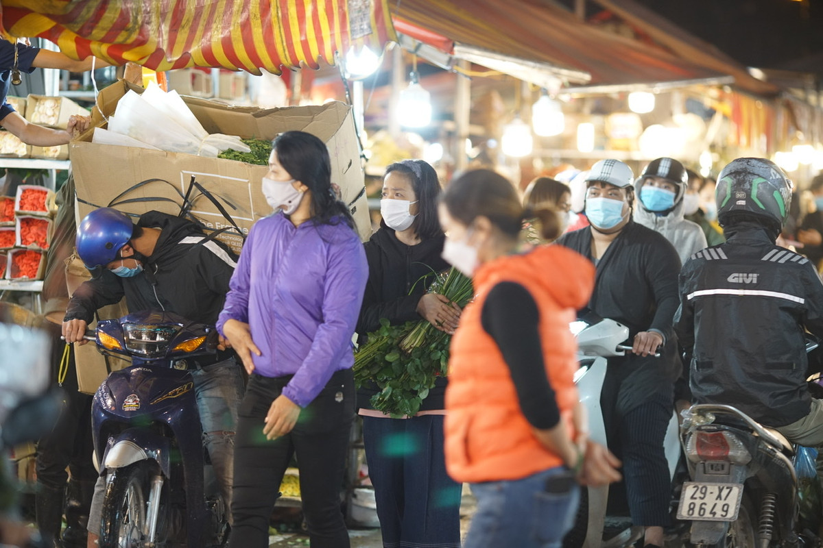 Tuy nhiên, mưa nhiều cũng khiến người dân ngại đi chợ. Mặc dù mở cửa từ nhiều ngày qua nhưng tối hôm qua (18/10) chợ hoa mới đông hơn do thời tiết có phần khô ráo hơn.