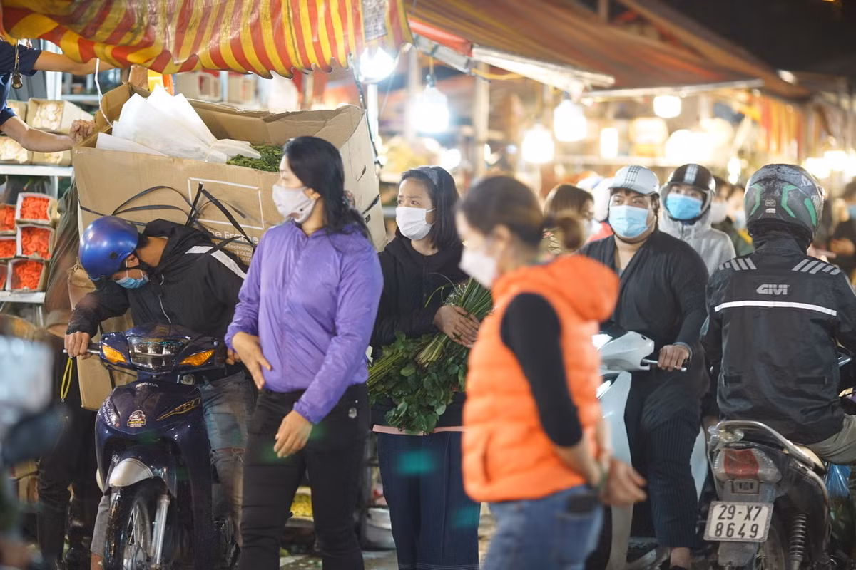 Tuy nhiên, mưa nhiều cũng khiến người dân ngại đi chợ. Mặc dù mở cửa từ nhiều ngày qua nhưng tối hôm qua (18/10) chợ hoa mới đông hơn do thời tiết có phần khô ráo hơn.