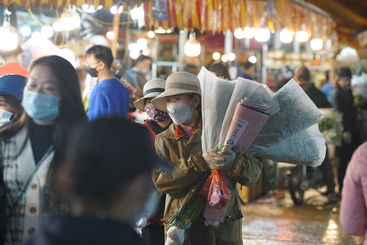Những ngày gần đây, chợ hoa Quảng Bá (Tây Hồ, Hà Nội) bắt đầu mở bán trở lại sau thời gian dài đóng cửa vì dịch bệnh COVID-19.