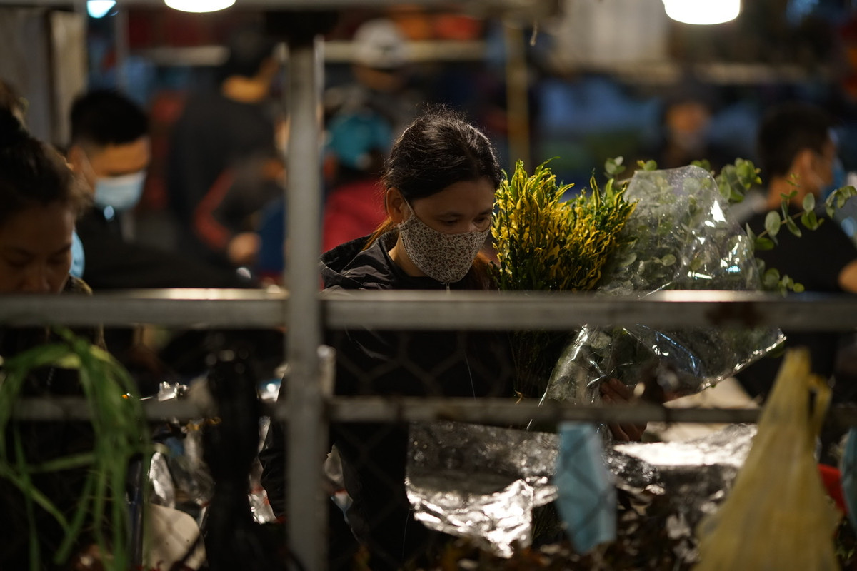 Cụ thể, hoa lan rơi vào khoảng 60.000 đồng/bó, một số loại hoa khác có giá rẻ hơn.