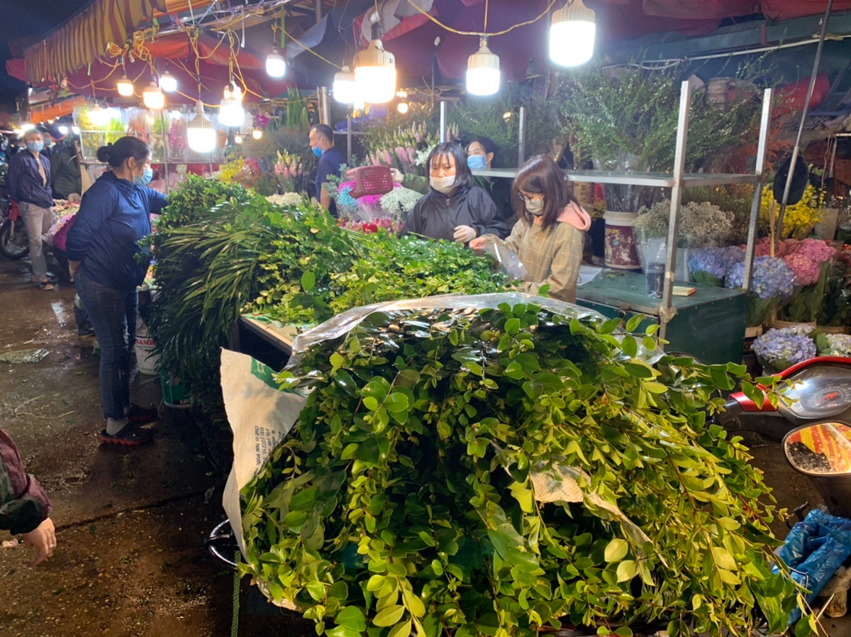 Một tiểu thương tại chợ cho biết, năm nay chợ Quảng Bá ít hoa do không nhập được hoa từ nước ngoài hay hoa từ các tỉnh khác chở về.