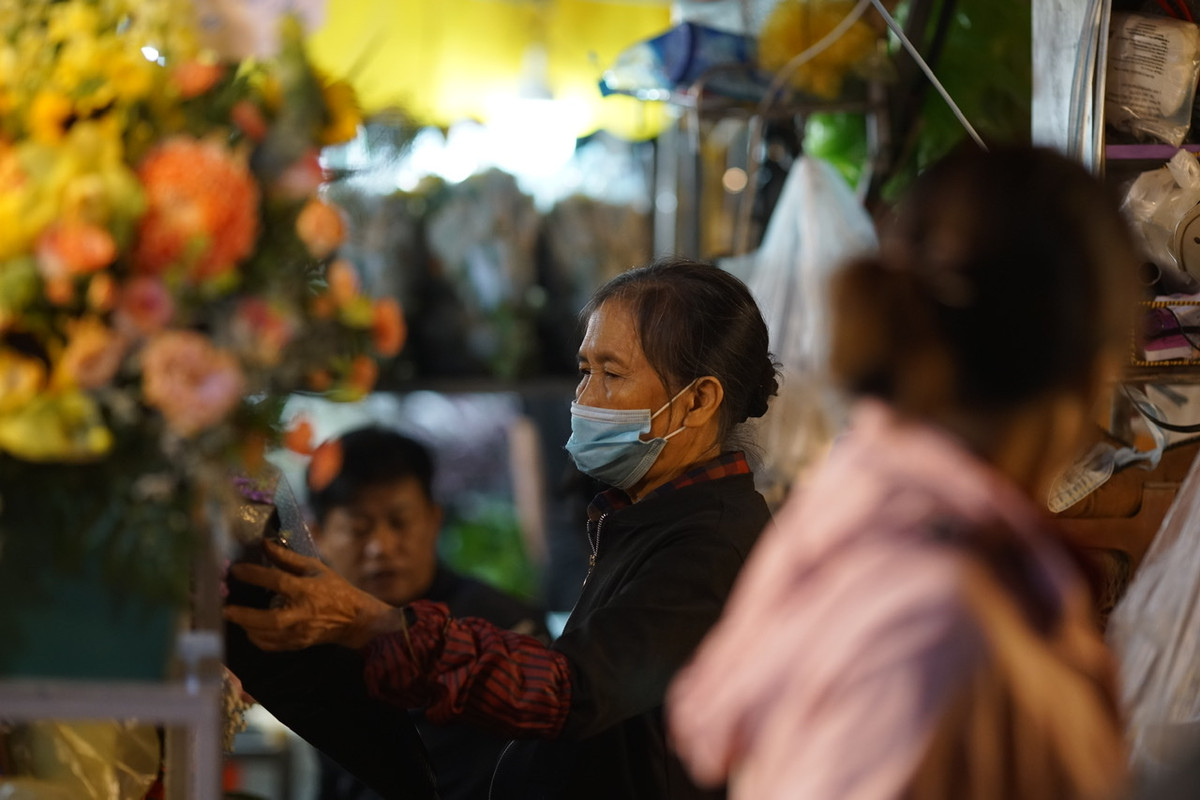 Do gần đến ngày 20/10, lượng khách đến mua lẻ tăng cao nên chợ hoa Quảng Bá mở cửa từ tối để đón khách.