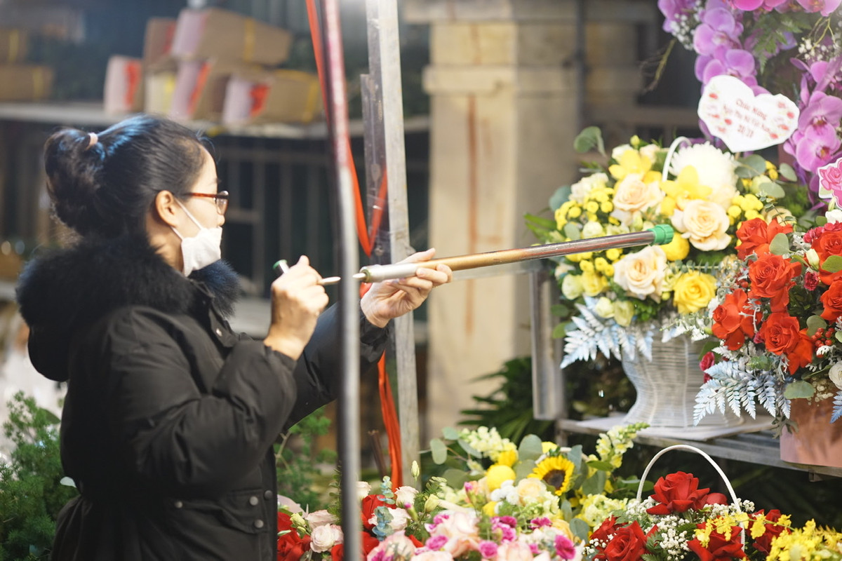 Những ngày gần đây Hà Nội có mưa nhiều, thời tiết ẩm nên hoa giữ được tươi lâu.