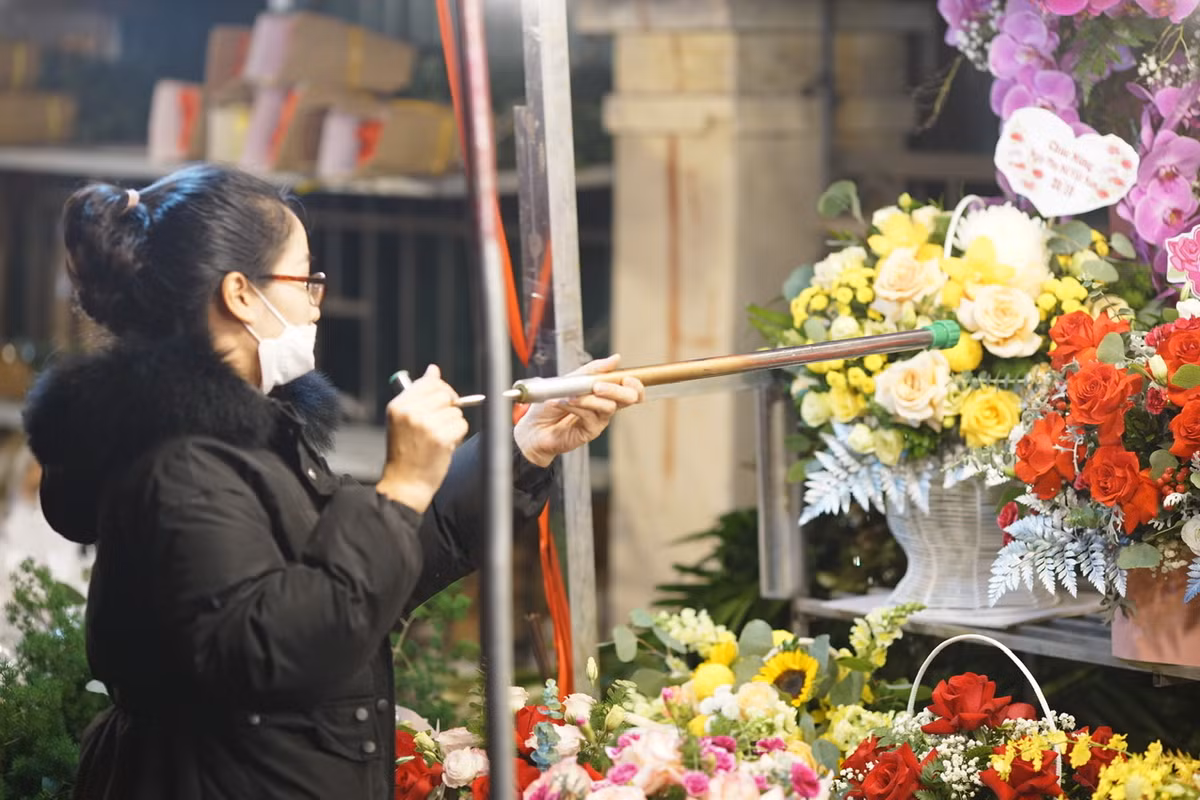 Những ngày gần đây Hà Nội có mưa nhiều, thời tiết ẩm nên hoa giữ được tươi lâu.