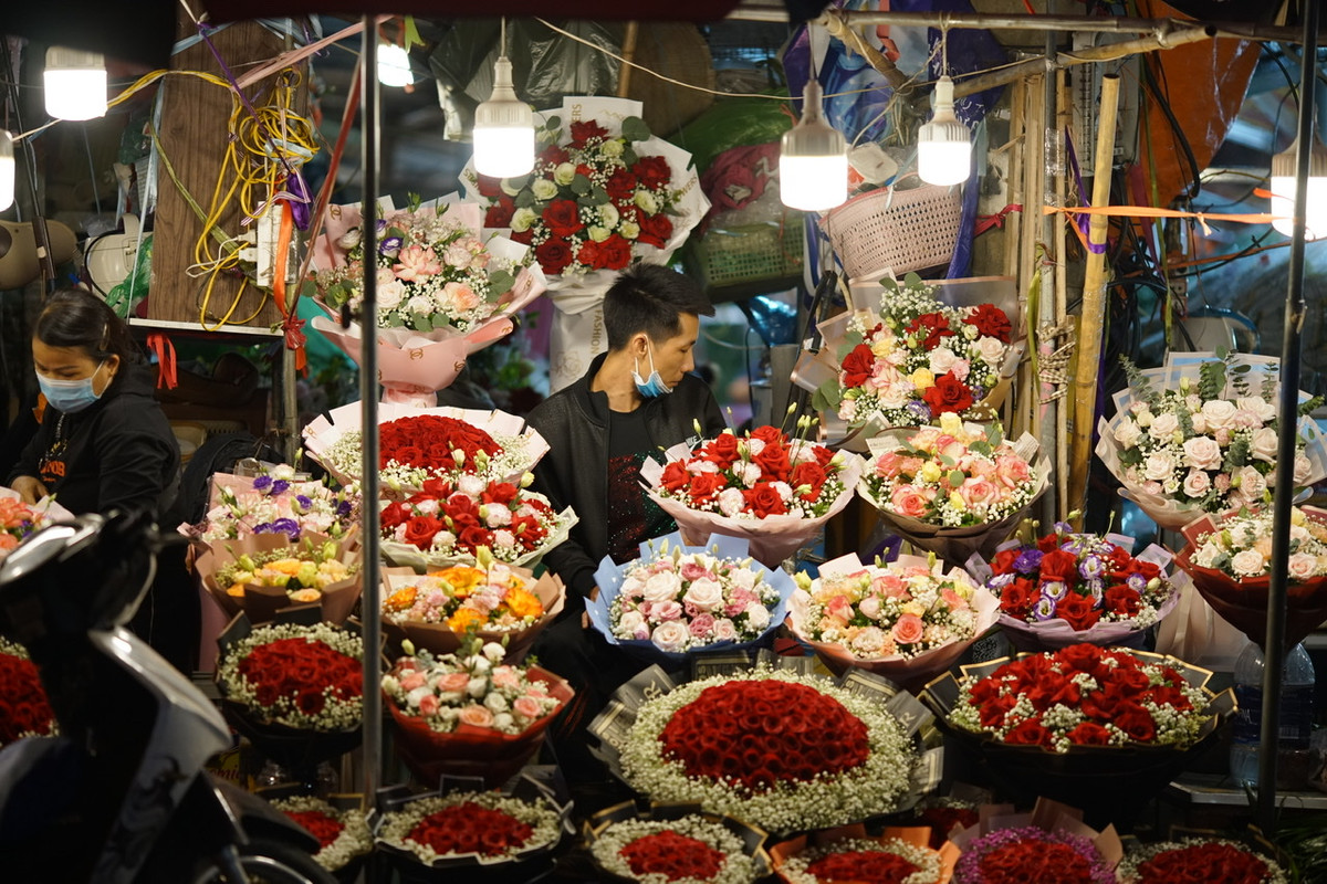 Giá hoa hồng bán lẻ rơi vào khoảng 130.000 đồng/bó. Nếu bó thành bó lớn sẽ được bán với giá gần 300.000 đồng/bó.