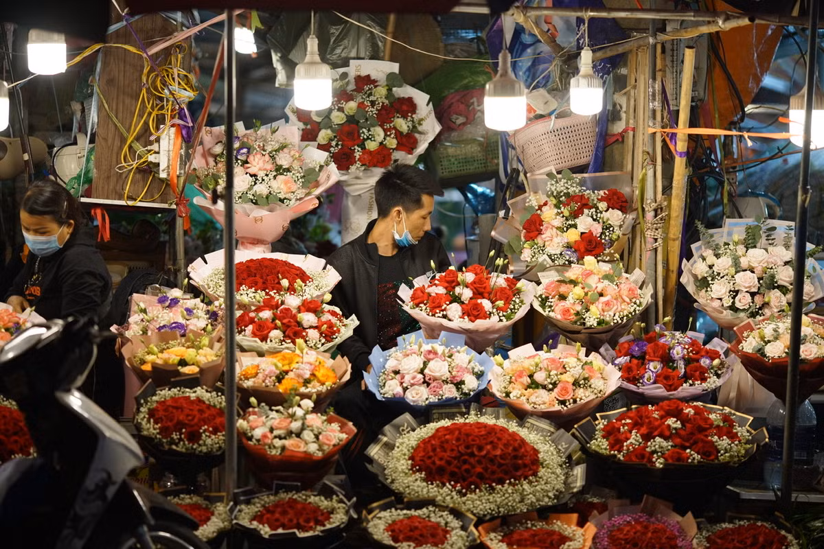 Giá hoa hồng bán lẻ rơi vào khoảng 130.000 đồng/bó. Nếu bó thành bó lớn sẽ được bán với giá gần 300.000 đồng/bó.