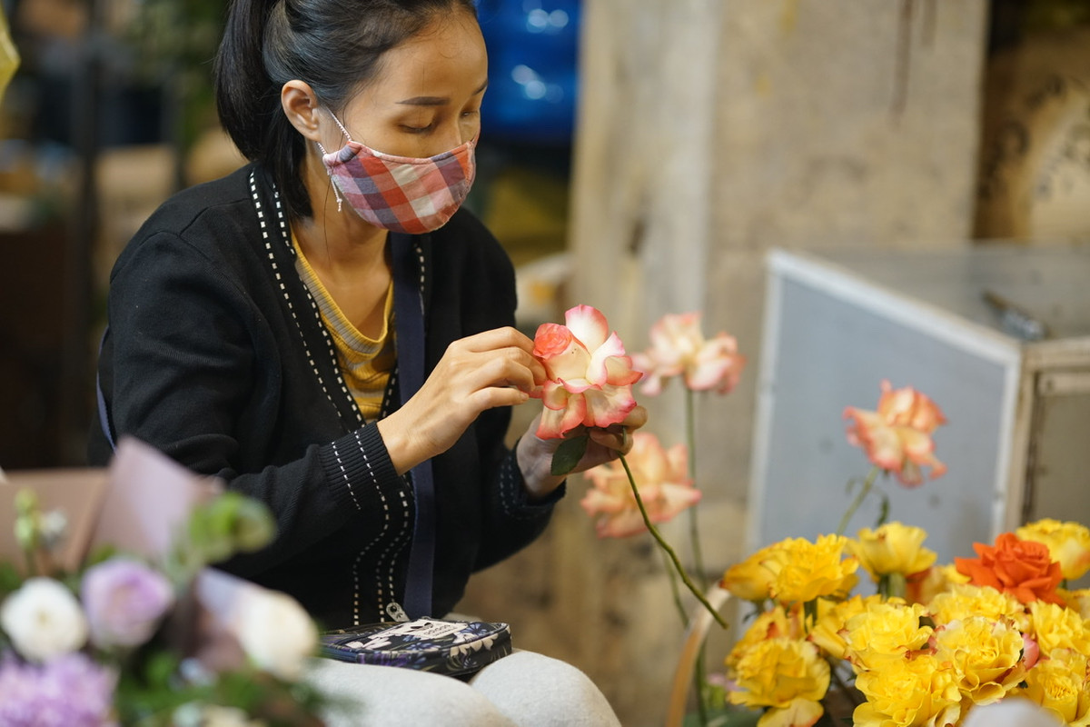 Nhiều tiểu thương lựa chọn và tạo ra những dáng hoa lạ mắt phục vụ khách mua lẻ.