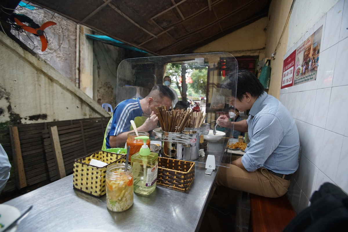 Theo hướng dẫn của UBND TP Hà Nội, toàn bộ quán ăn phải lắp vách ngăn, phục vụ tối đa 10 người để đảm bảo giãn cách.