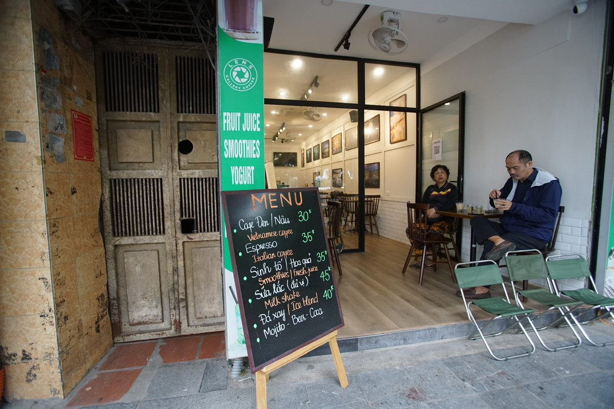 Hình ảnh người dân Thủ đô ngồi nhâm nhi cốc cà phê ngoài vỉa hè đã rất lâu rồi chưa xuất hiện trên đường phố Hà Nội.