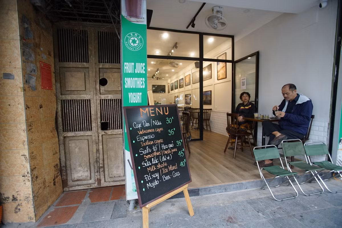 Hình ảnh người dân Thủ đô ngồi nhâm nhi cốc cà phê ngoài vỉa hè đã rất lâu rồi chưa xuất hiện trên đường phố Hà Nội.