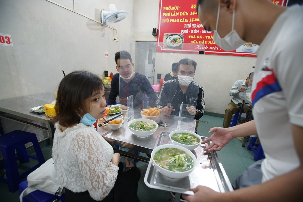 Theo ghi nhận của PV báo Tri thức và Cuộc sống, sáng nay những hàng phở gà mở bán nhiều hơn do đồ dễ chuẩn bị. Đây cũng là món đặc trưng của Hà Nội nên được khách ưu tiên ăn trước tiên.