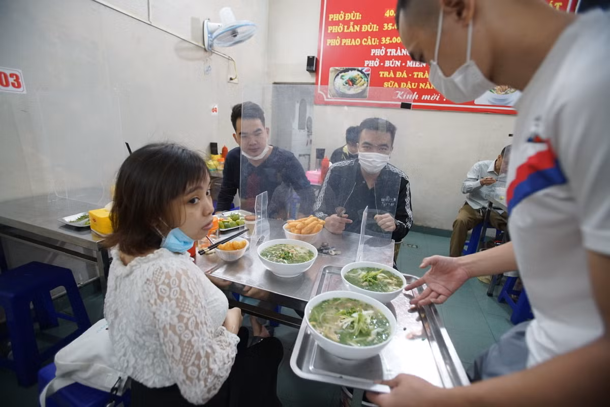 Theo ghi nhận của PV báo Tri thức và Cuộc sống, sáng nay những hàng phở gà mở bán nhiều hơn do đồ dễ chuẩn bị. Đây cũng là món đặc trưng của Hà Nội nên được khách ưu tiên ăn trước tiên.