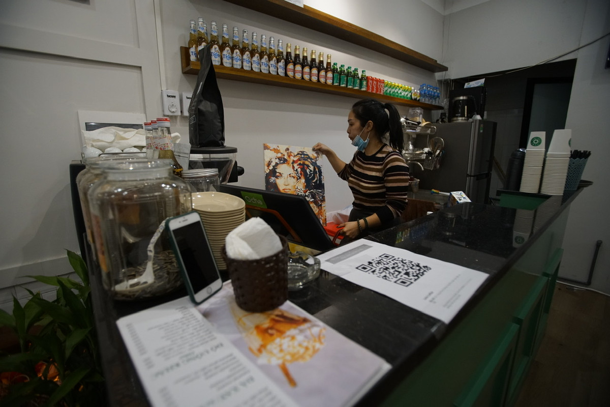 Ngoài hàng ăn thì các quán cà phê cũng đã bắt đầu mở cửa phục vụ khách ngồi tại cửa hàng.