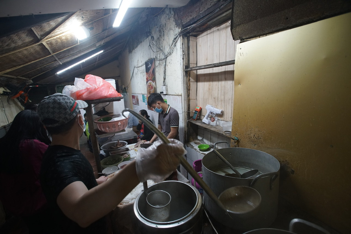 Hàng Phở Thìn (đường Đinh Tiên Hoàng, Hoàn Kiếm) sáng nay gần như không có chỗ ngồi. Khách phải đứng xếp hàng bên ngoài chờ đến lượt.