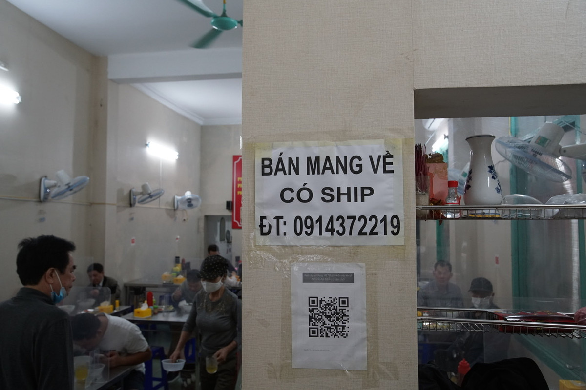 Những thời điểm khách dồn đến đông thì nhiều quán đã đề nghị khách mua mang về.