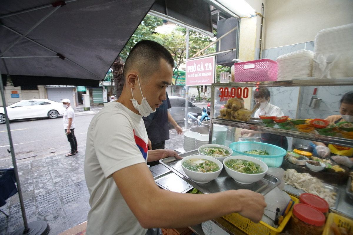 Việc nghỉ bán dài cùng với thời tiết se lạnh khiến quán nào cũng đông khách.