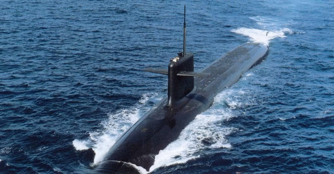 Độ sâu lặn tối đa của tàu ngầm Le Triomphant ở mức 300 mét; thủy thủ đoàn 110 người; tốc độ di chuyển 12 hải lý/h trong trạng thái đi nổi hoặc 25 hải lý/h khi đi ngầm.