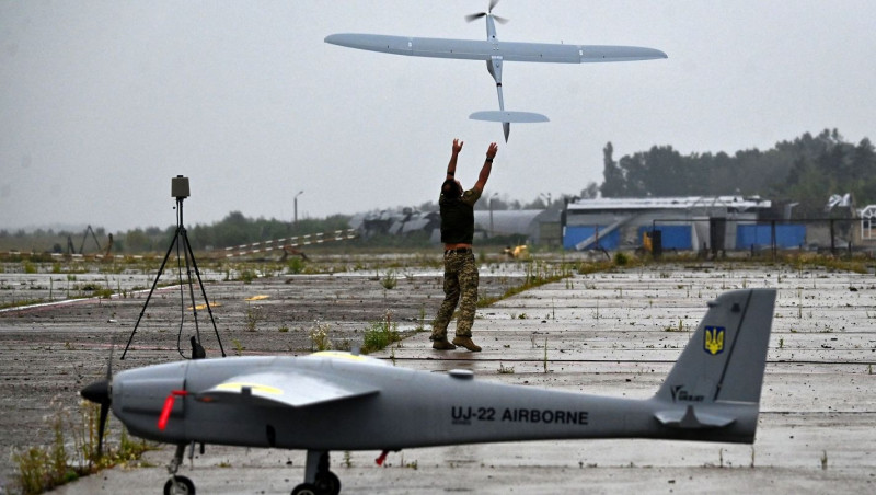 Có lẽ đây là lý do Ukraine đã tung ra một loạt UAV mới, bao gồm Backfire chống gây nhiễu, và thiết bị mặt đất không người lái Ratel S và tàu lặn không người lái Marichka. Các loại “drone” này được cho là mang lại cho Ukraine lợi thế nhận thức tốt hơn về không gian tác chiến và khả năng đánh trúng mục tiêu.