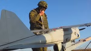 Ukraine có thể thực hiện những vụ tập kích như vậy nhờ vào loại UAV có thể nhắm mục tiêu chính xác hơn vào các đơn vị Nga, trong khi đối phó được hệ thống chống UAV của đối phương.