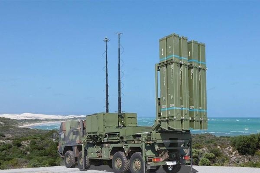 Đạn tên lửa IRIS-T diệt mục tiêu trong bán kính 40km với trần bắn tối đa 20km. Đáng chú ý, tên lửa được trang bị đầu dò quang - hồng ngoại với độ chính xác cao và có khả năng kháng nhiễu tốt để tác chiến trong môi trường bị chế áp điện tử mạnh. 