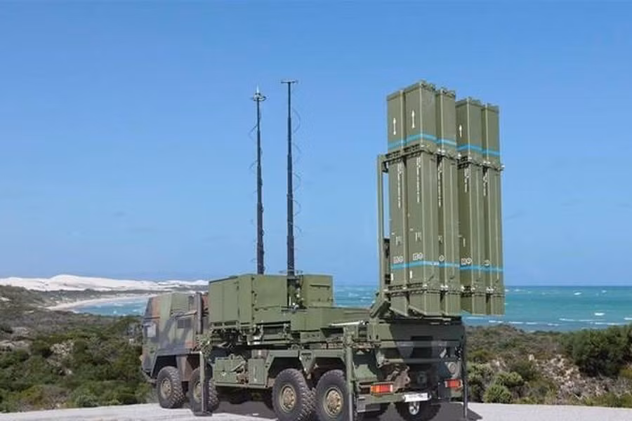 Đạn tên lửa IRIS-T diệt mục tiêu trong bán kính 40km với trần bắn tối đa 20km. Đáng chú ý, tên lửa được trang bị đầu dò quang - hồng ngoại với độ chính xác cao và có khả năng kháng nhiễu tốt để tác chiến trong môi trường bị chế áp điện tử mạnh. 