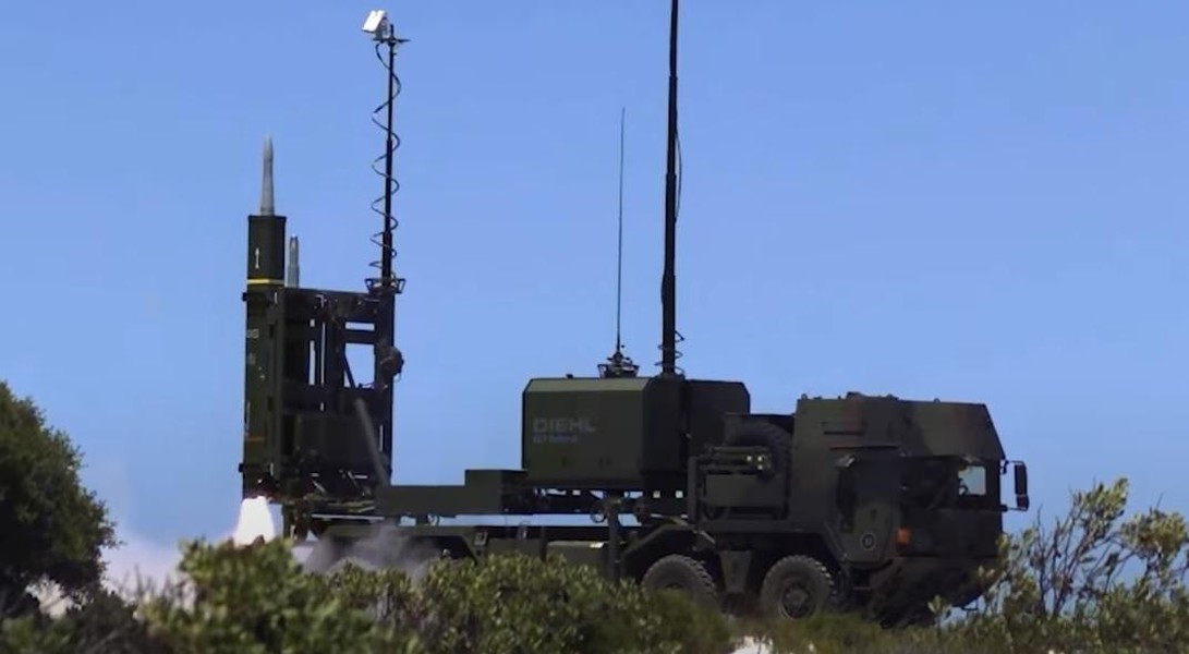 Hệ thống có đài radar cảnh giới chỉ thị mục tiêu CEAFAR GBMMR sử dụng công nghệ mảng pha chủ động, có thể phát hiện các vật thể bay ở cự ly tới 200km. Ngoài ra, hệ thống cũng có thể hoạt động cùng với radar TRML-4D, qua đó nâng cao khả năng phát hiện các mục tiêu trên không ở khoảng cách lên tới 250km. 