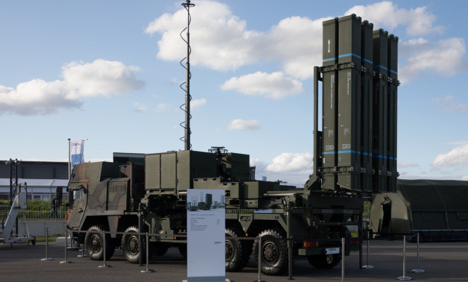 Ngoài ra vào tháng 8/2023, lần đầu tiên Đức bàn giao cho Ukraine phiên bản tầm ngắn của hệ thống này, đó là 2 bệ phóng IRIS-T SLS, có thể tiêu diệt mục tiêu ở cự ly lên tới 10 km, tương lai sẽ có 20 bệ phóng khác tới bảo vệ bầu trời thủ đô Kyiv. 