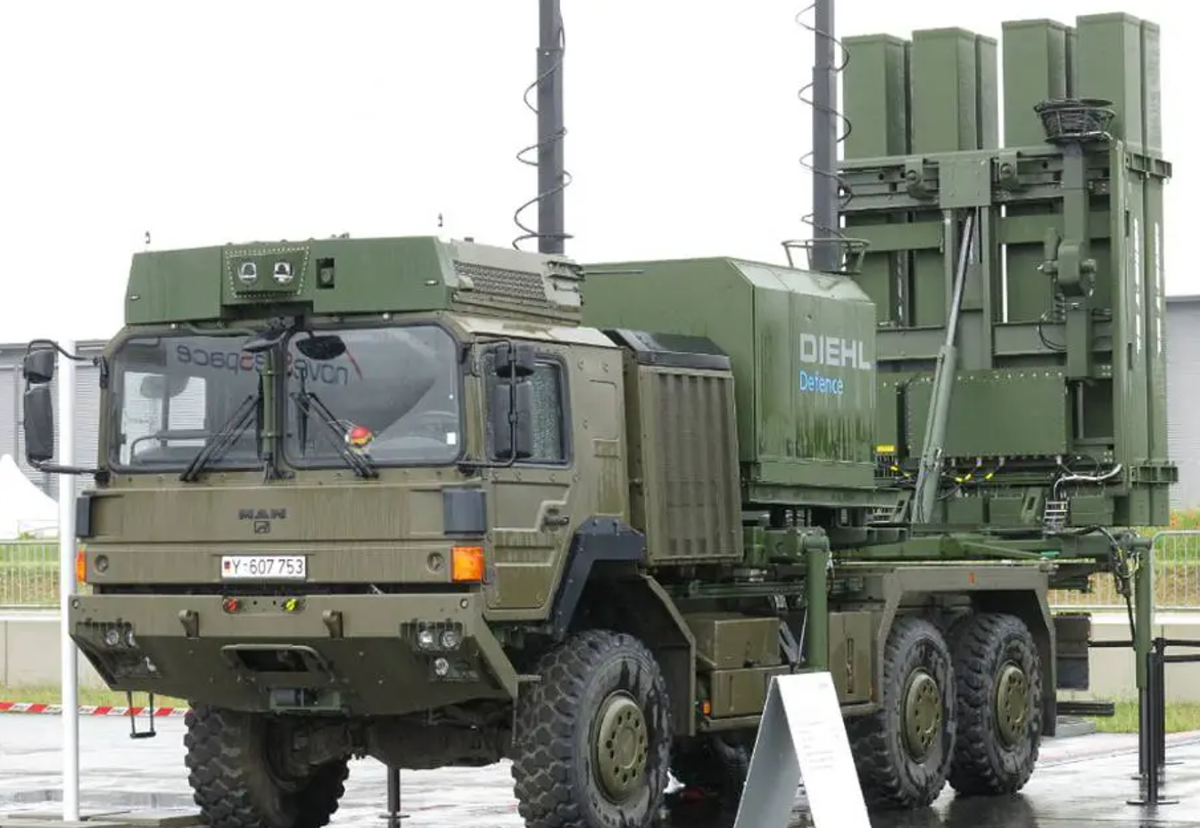 Theo báo cáo, Nga cũng mất 6.300 xe tăng, 11.725 xe chiến đấu bọc thép, 12.191 phương tiện và thùng nhiên liệu, 9.144 hệ thống pháo binh, 972 hệ thống pháo - tên lửa phóng loạt, 663 hệ thống phòng không, 332 máy bay, 324 trực thăng, 7.084 UAV, 23 tàu thuyền và một tàu ngầm. 