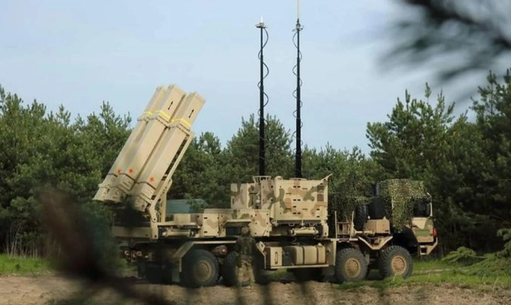 RIS-T là hệ thống phòng không hiện đại của Đức được thiết kế để đánh chặn và tiêu diệt các mục tiêu trên không ở nhiều khoảng cách khác nhau. Việc phá hủy một trạm radar của tổ hợp như vậy có thể tác động đáng kể đến khả năng phòng thủ của Quân đội Ukraine vì nó làm giảm khả năng phát hiện và đánh chặn các mối đe dọa trên không. 