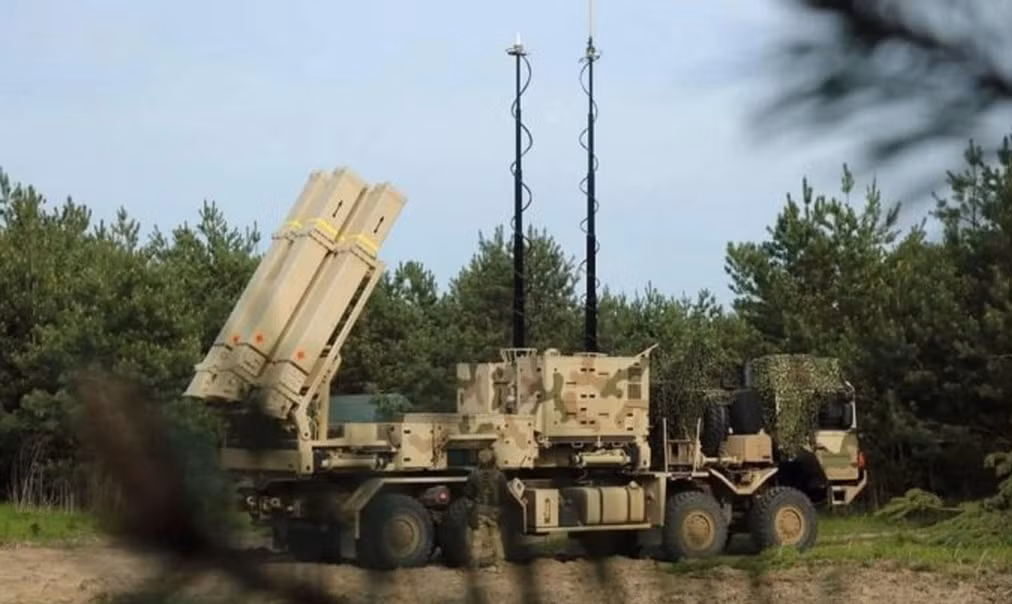 RIS-T là hệ thống phòng không hiện đại của Đức được thiết kế để đánh chặn và tiêu diệt các mục tiêu trên không ở nhiều khoảng cách khác nhau. Việc phá hủy một trạm radar của tổ hợp như vậy có thể tác động đáng kể đến khả năng phòng thủ của Quân đội Ukraine vì nó làm giảm khả năng phát hiện và đánh chặn các mối đe dọa trên không. 